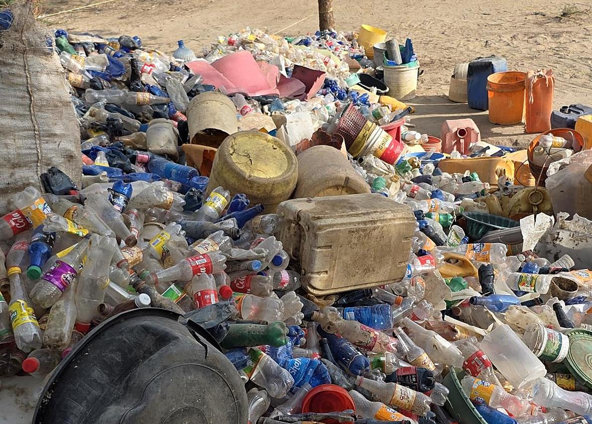 Imagen secundaria 1 - El cambio de un poblado tanzano que impulsa una empresa de Lorquí: de recoger plástico a financiar la escuela