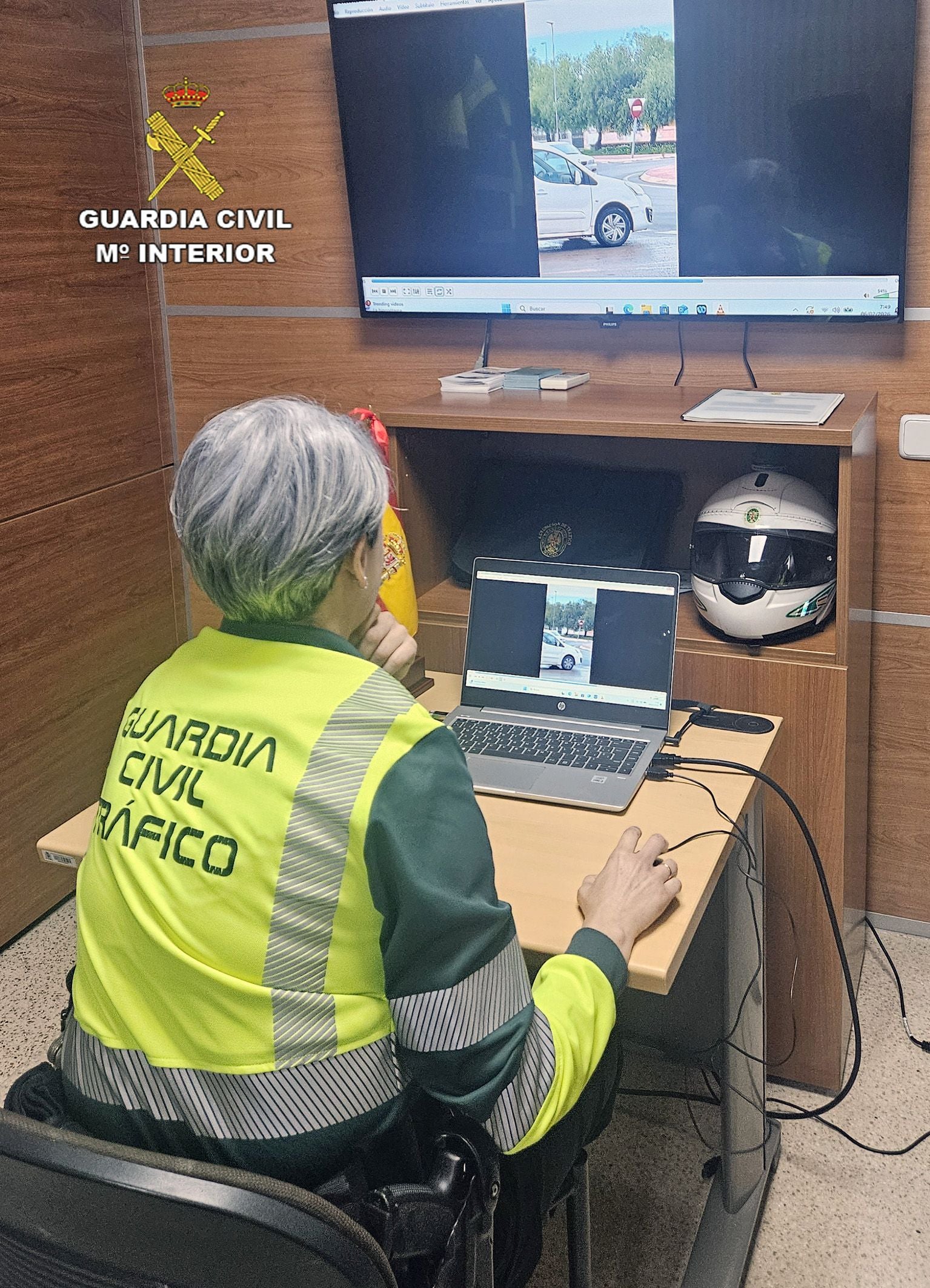 Una agente de la Benemérita visiona las imágenes que circulan por las redes sociales.