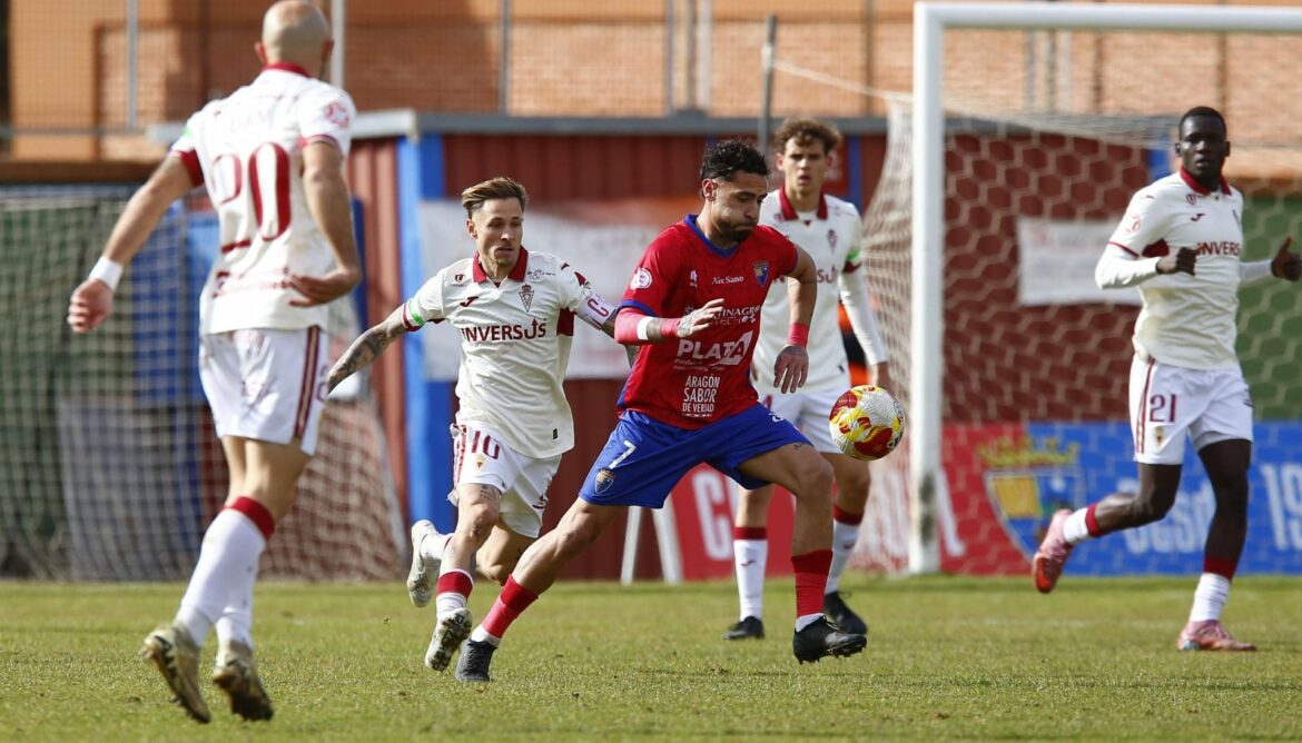 El juego de Real Murcia tampoco fluye con Isi Gómez y Palmberg