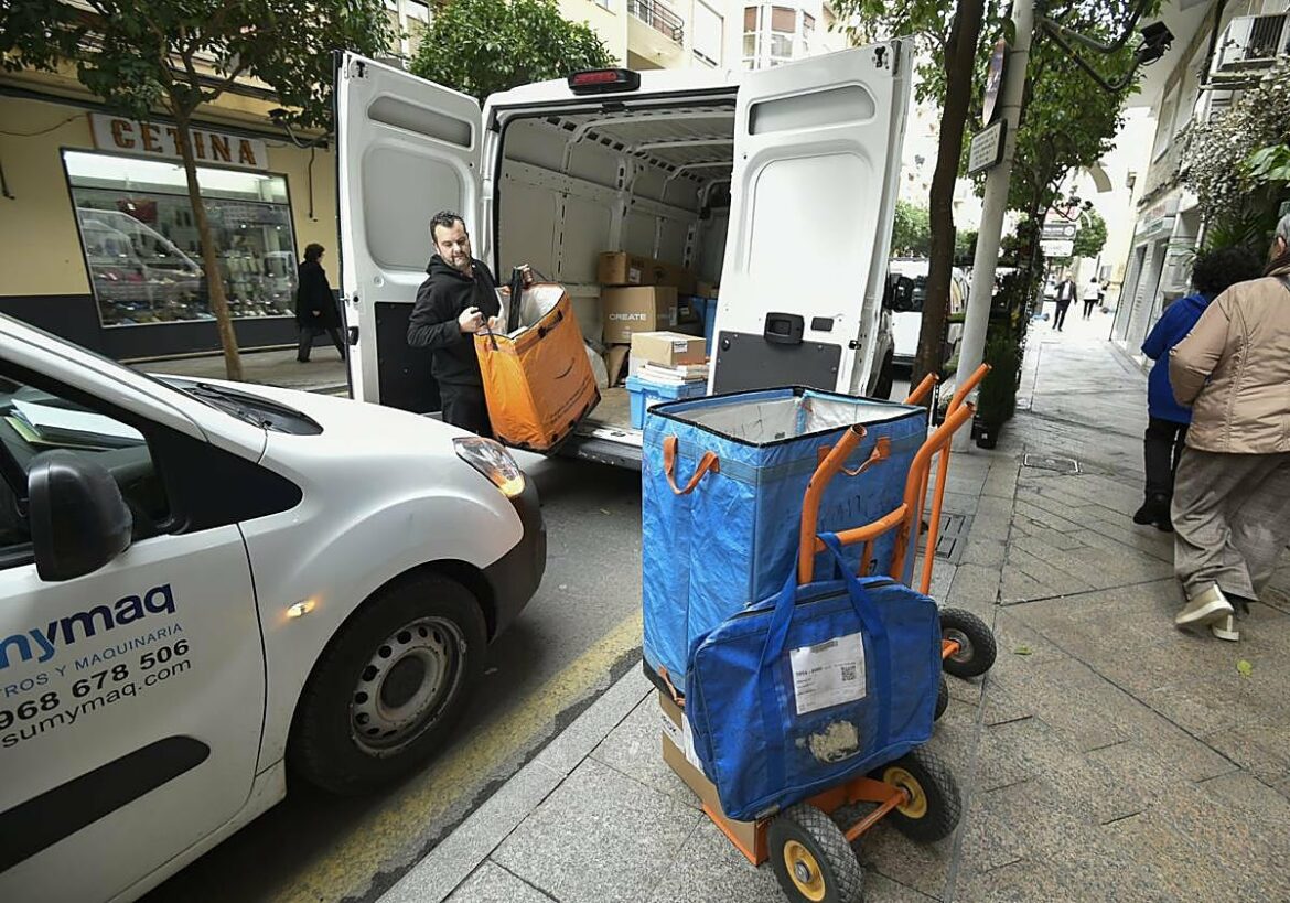 El control de la carga y descarga arranca en falso en Murcia y con dudas entre los profesionales