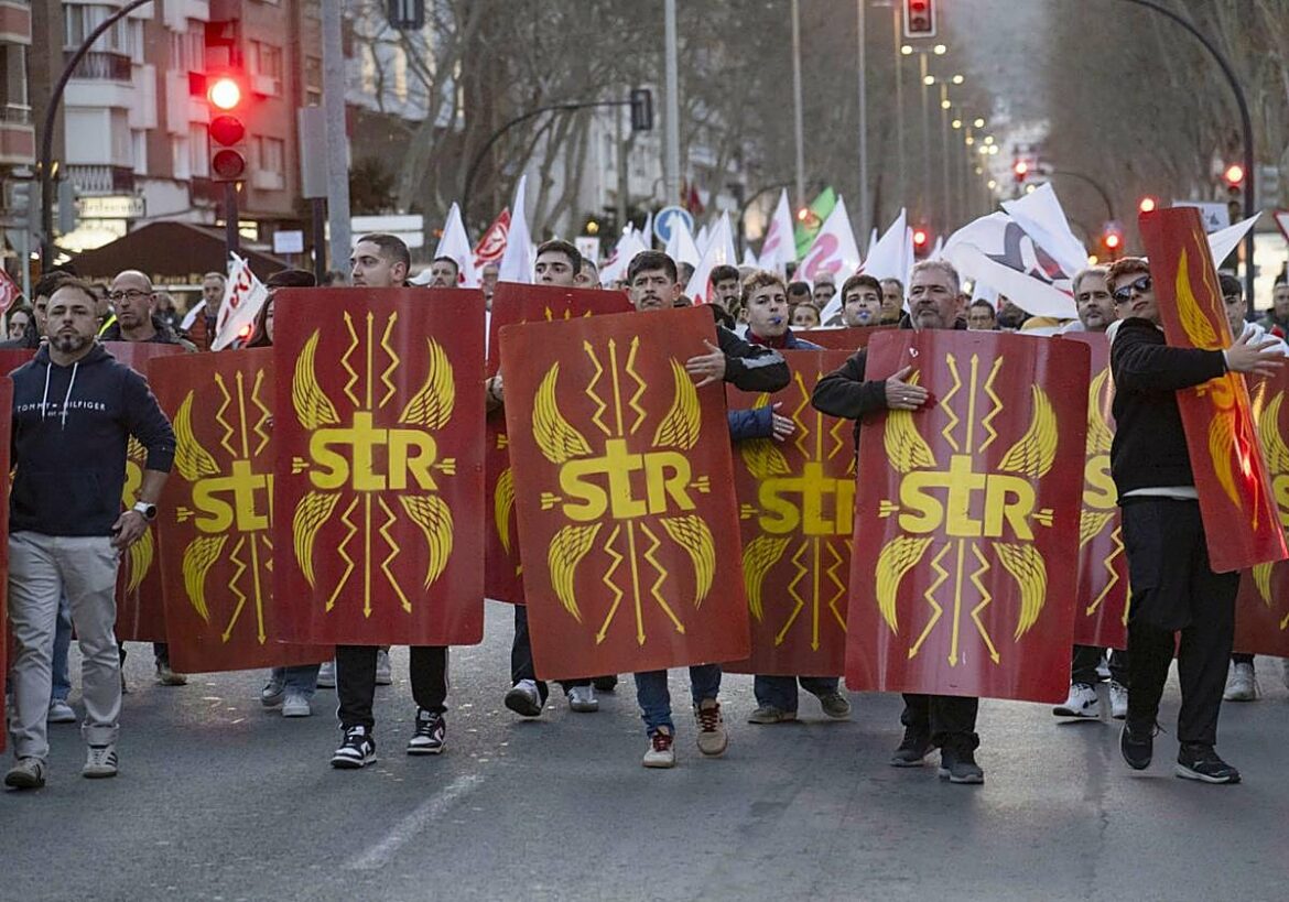 Cartagena arropa a los trabajadores de Sabic con una manifestación multitudinaria: «No al cierre»