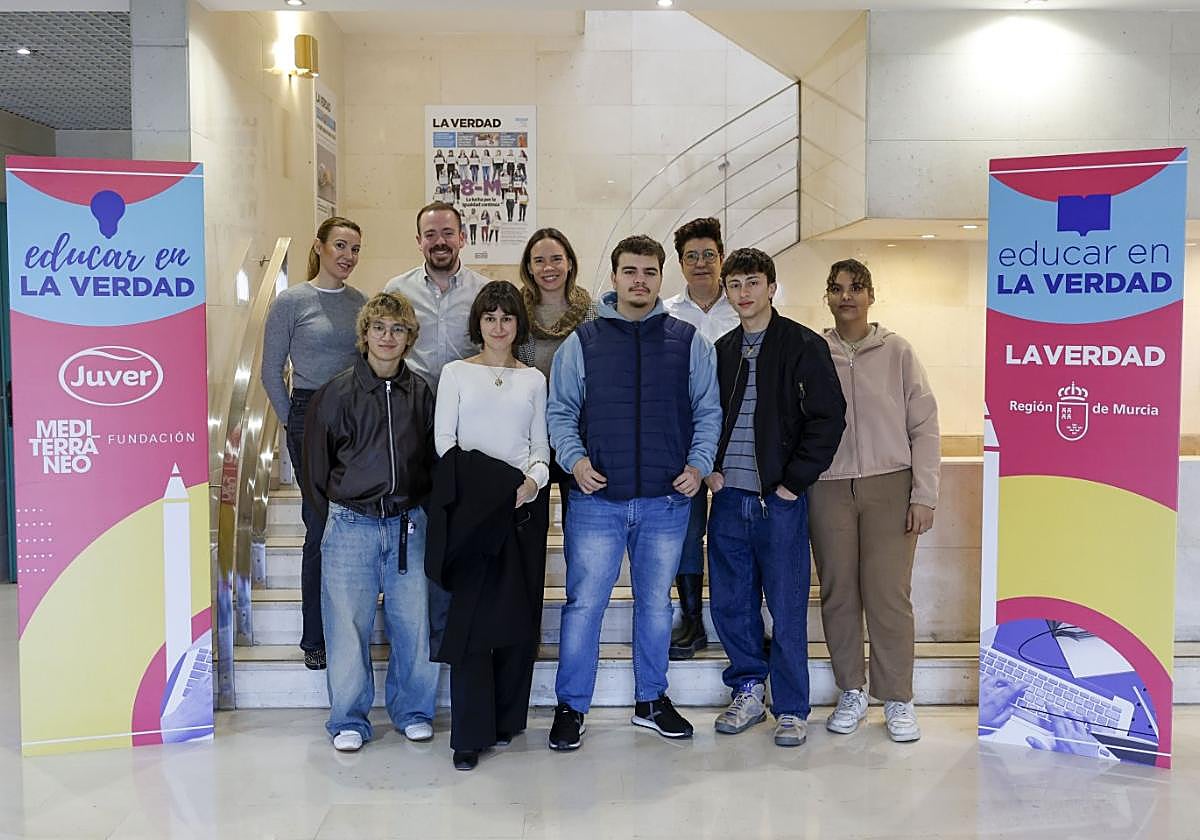 La jefa de Arte del diario, Mar Saura, el periodista Alberto Sánchez y la coordinadora de 'Educar en LA VERDAD', Alicia Hernández, con los cinco alumnos y la profesora de Xtart Formación Profesional, ayer.