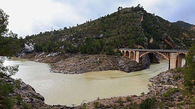 Imagen antes - El ahora y el antes. En la foto grande, estado del embalse de La Fuensanta con el caudal del río Tus, ayer; el nivel del agua en 2024.