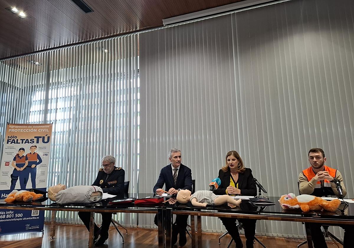 Presentación del curso de Protección Civil. A la derecha, la alcaldesa, Paqui Terol.