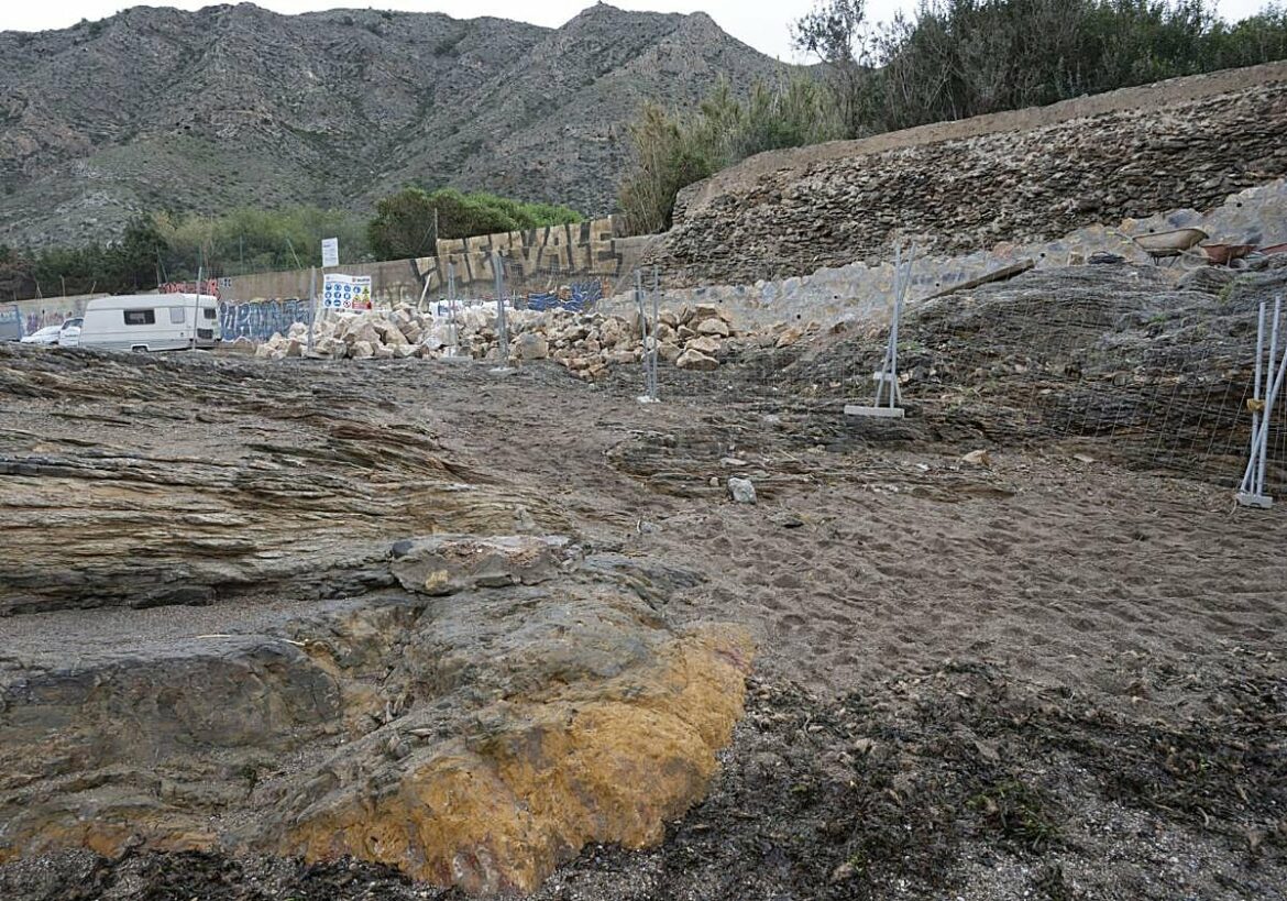 El camping de El Portús refuerza un muro para prevenir inundaciones