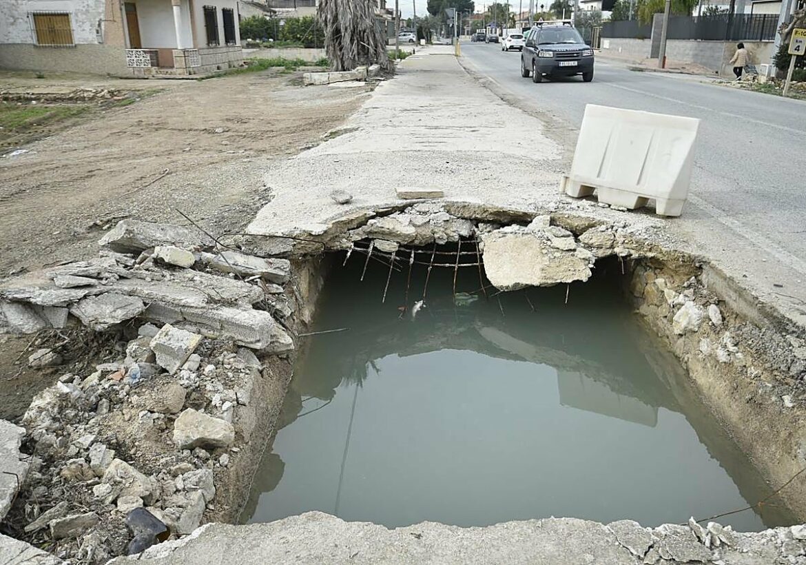 Las obras en la Orilla del Azarbe, en Murcia, esperarán a las mondas mientras siguen apareciendo socavones