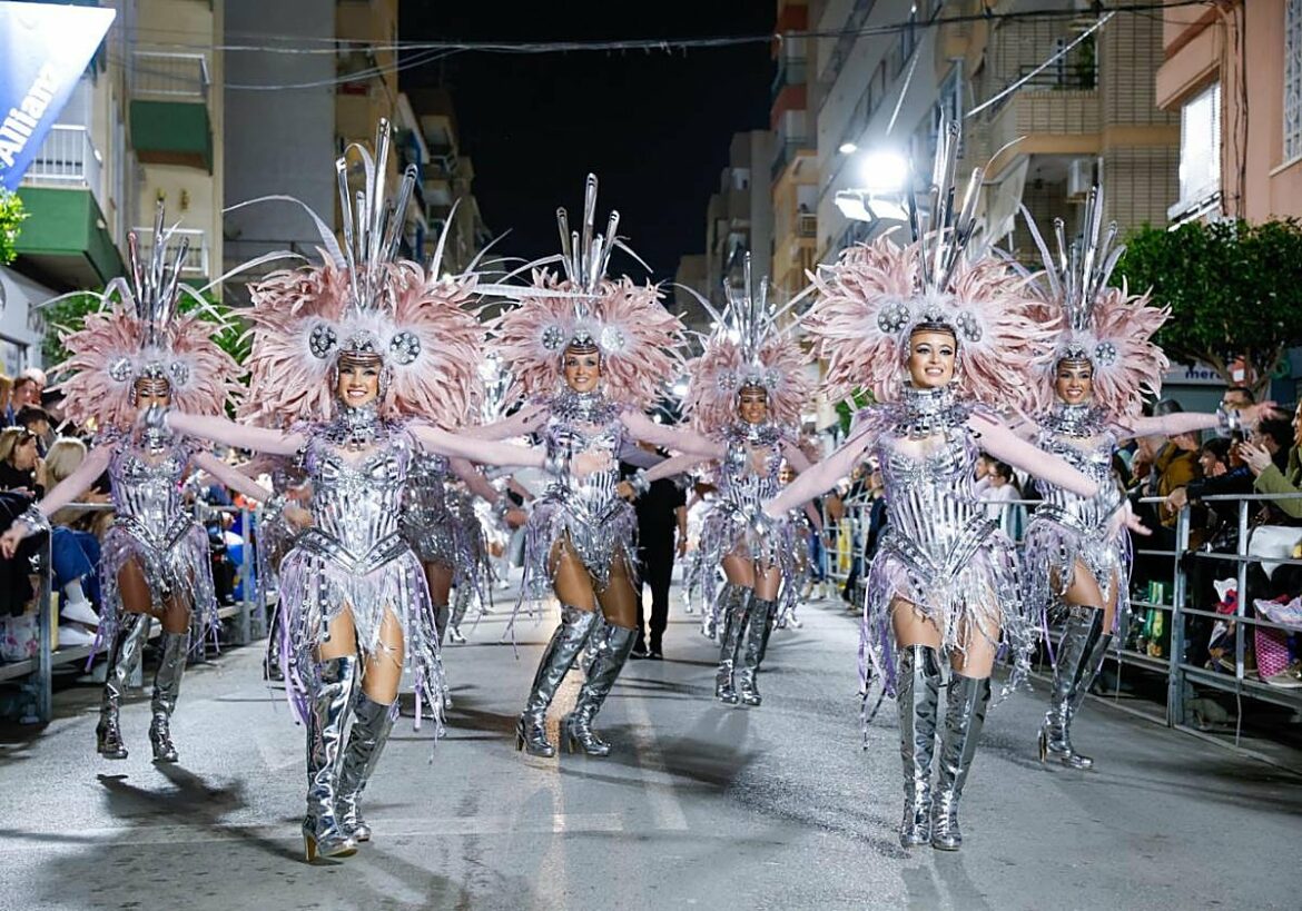 Águilas vibra en su Carnaval y se desquita del viento