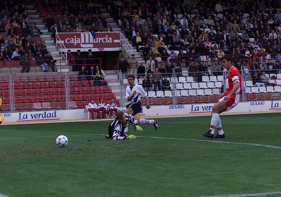 La adrenalina y el flato del incansable Leo Gómez en la vieja Condomina