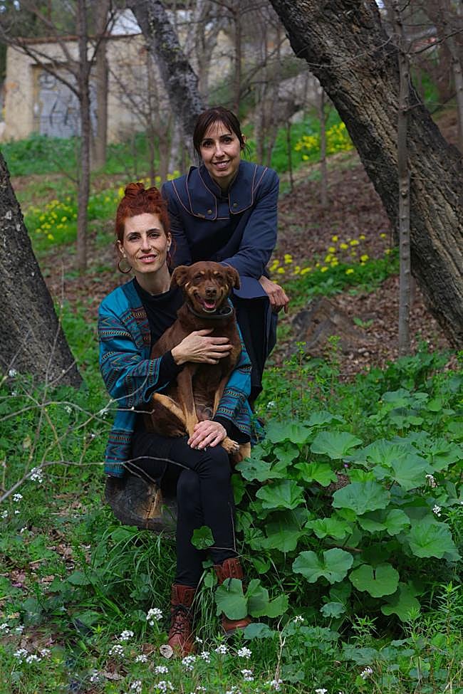 Las hermanas Eva Libertad y Miriam Garlo, con su perra 'Ruca' en brazos, posan para LA VERDAD en el Soto de los Álamos de Molina de Segura, enclave que aparece al inicio de la película 'Sorda'.