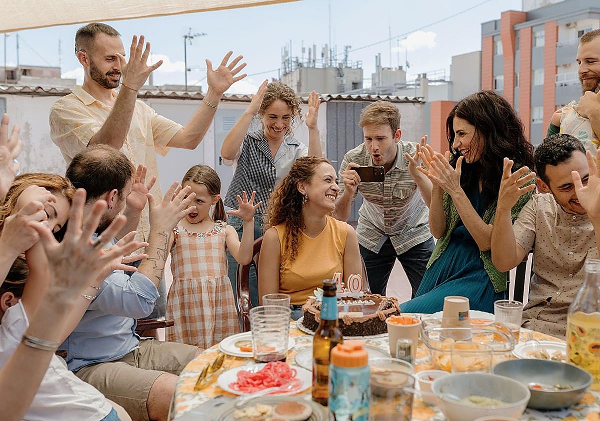 Imagen principal - 1. Escena de la película rodada en una azotea del centro de Murcia. 2. El Salto del Usero, en Bullas, uno de los enclaves más reconocibles en la cinta. 3. El personaje de Miriam Garlo, Ángela, junto con su perra 'Ruca', 'Luca' en la ficción, durante una escena en la huerta de Murcia.