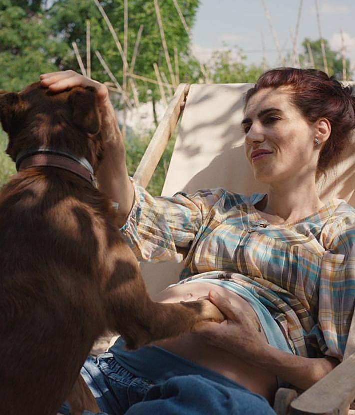 Imagen secundaria 2 - 1. Escena de la película rodada en una azotea del centro de Murcia. 2. El Salto del Usero, en Bullas, uno de los enclaves más reconocibles en la cinta. 3. El personaje de Miriam Garlo, Ángela, junto con su perra 'Ruca', 'Luca' en la ficción, durante una escena en la huerta de Murcia.
