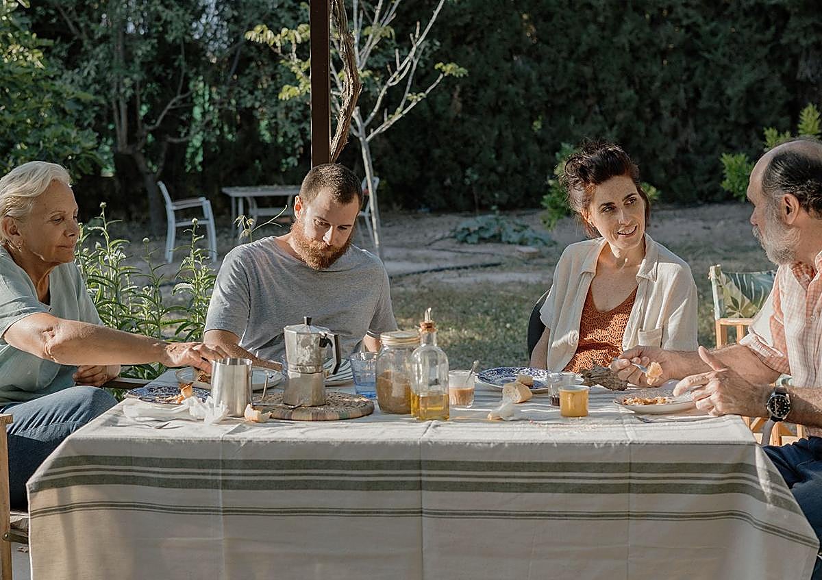 Imagen secundaria 1 - 1. Álvaro Cervantes y Miriam Garlo (c), Héctor y Ángela, acompañados de los padres del personaje de Garlo en la ficción, encarnados por Elena Irureta y Joaquín Notario. 2. La protagonista en una escena de 'Sorda' rodada en la playa de Bahía, en Mazarrón.