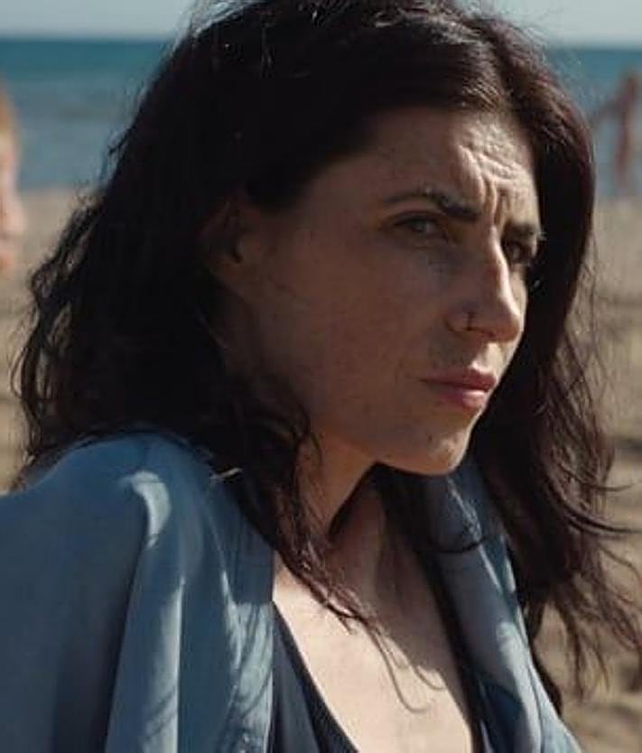 Imagen secundaria 2 - 1. Álvaro Cervantes y Miriam Garlo (c), Héctor y Ángela, acompañados de los padres del personaje de Garlo en la ficción, encarnados por Elena Irureta y Joaquín Notario. 2. La protagonista en una escena de 'Sorda' rodada en la playa de Bahía, en Mazarrón.