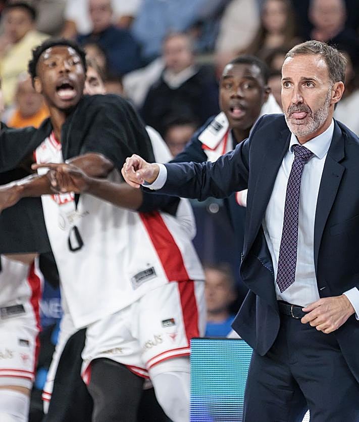 Imagen secundaria 2 - 1. Kevin Punter se las apañó para pasar hasta por encima de sus defensores, como en esta jugada con Radebaugh, que tropezó. 2. Sito Alonso y sus jugadores del banquillo celebran con garra y pasión una canasta del segundo periodo de los cuartos de final ante el Barça.