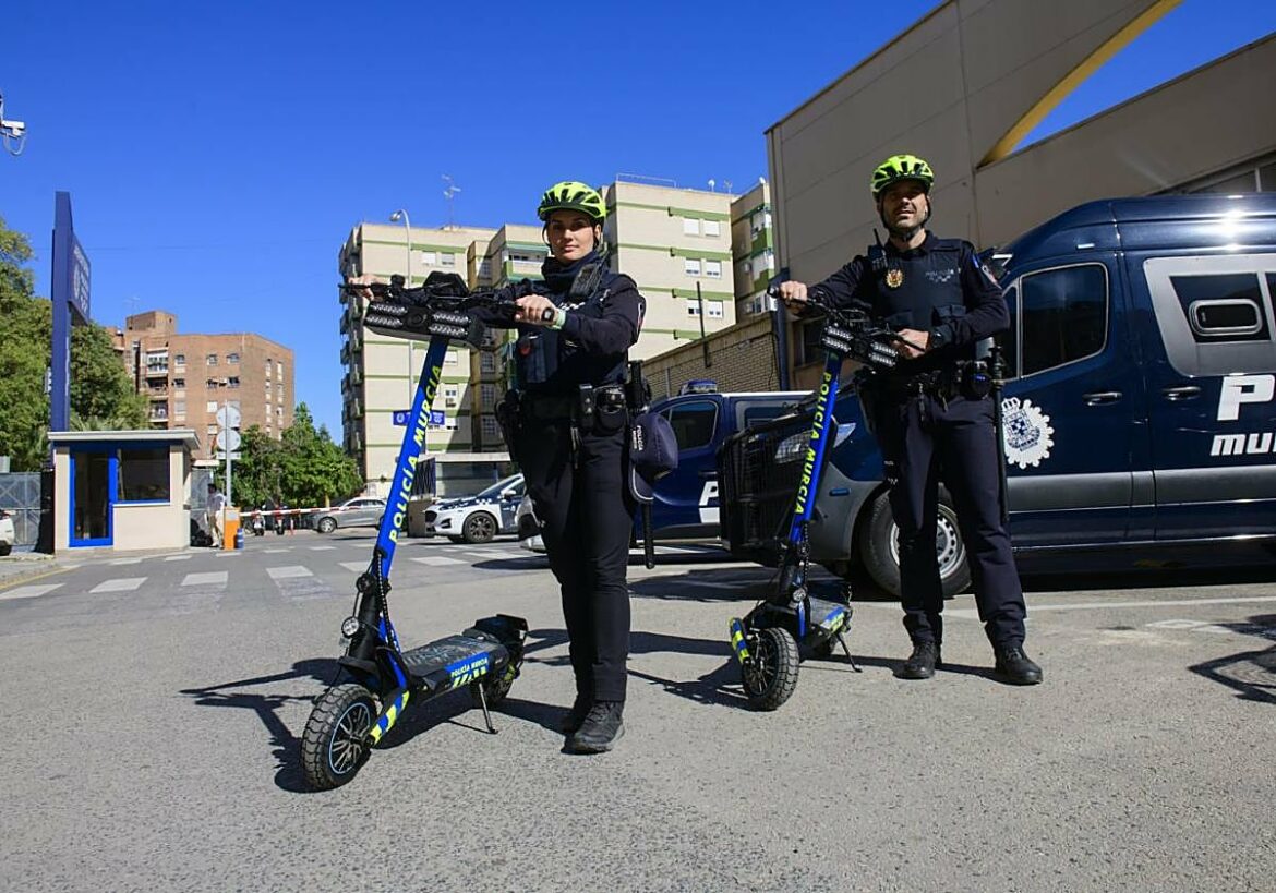 Policías locales de Murcia patrullarán en patinete para vigilar el uso de estos vehículos
