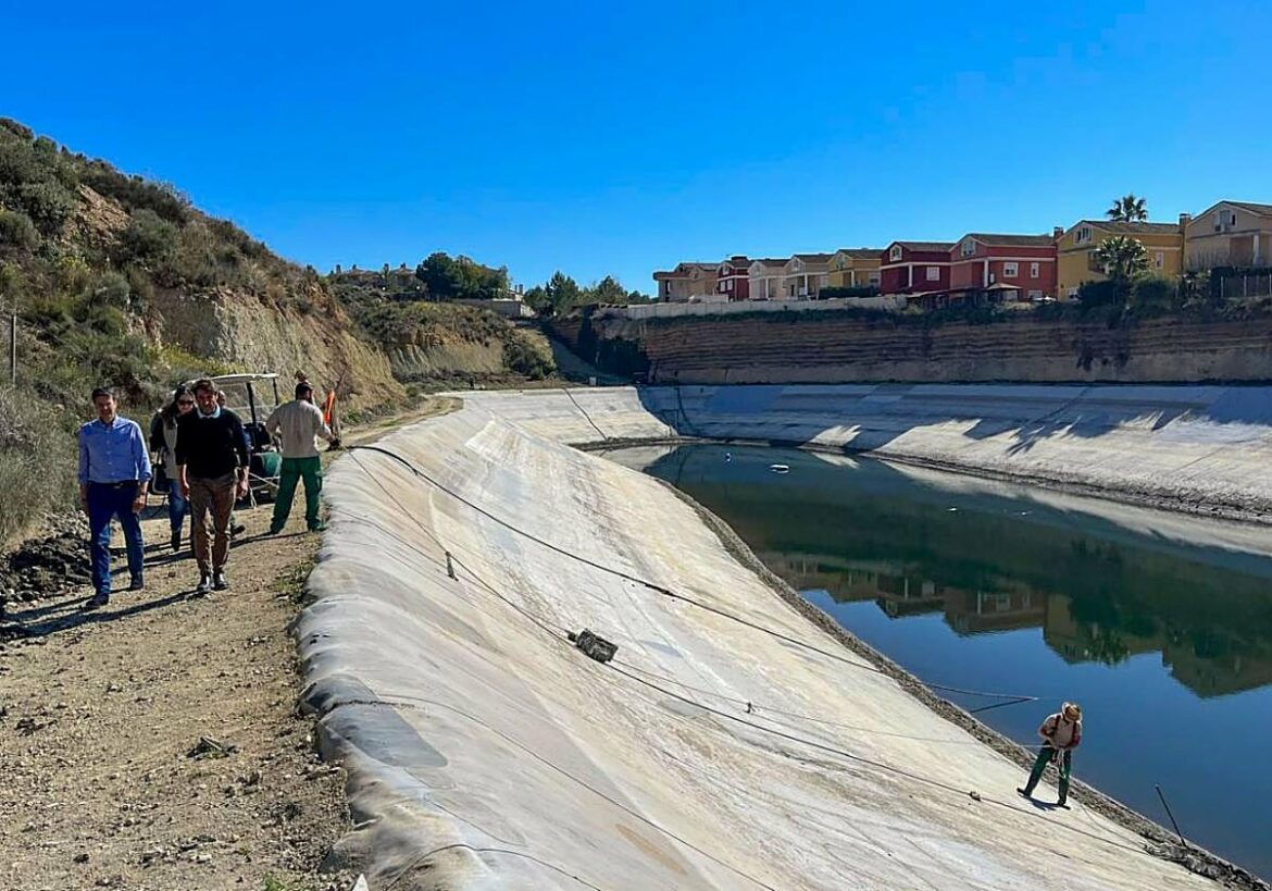 Ultiman la limpieza de la balsa de riego que origina los mosquitos en Altorreal