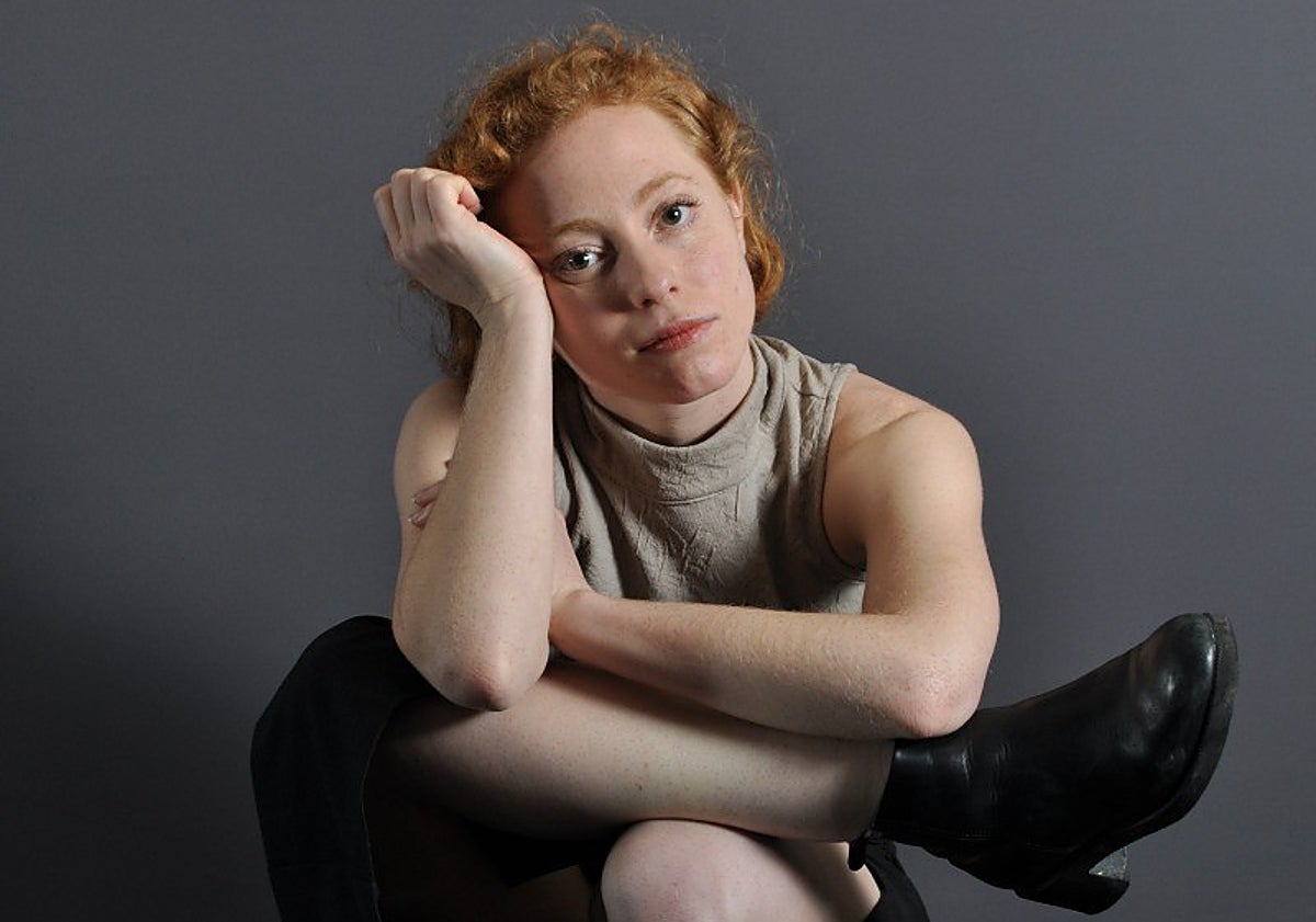 Imagen principal - Alicia Narejos | Cartel de 'Cría Cuerdos' de Cía. Deconné | Cartel de 'Verne', de Onírica Mecánica. 