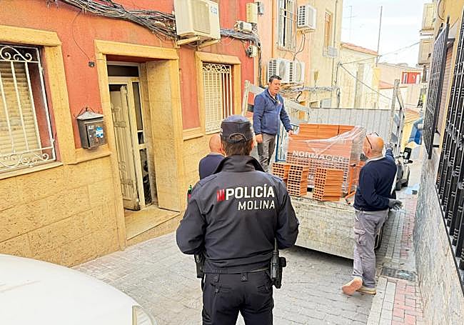 Agentes supervisan el tapiado de los inmuebles.