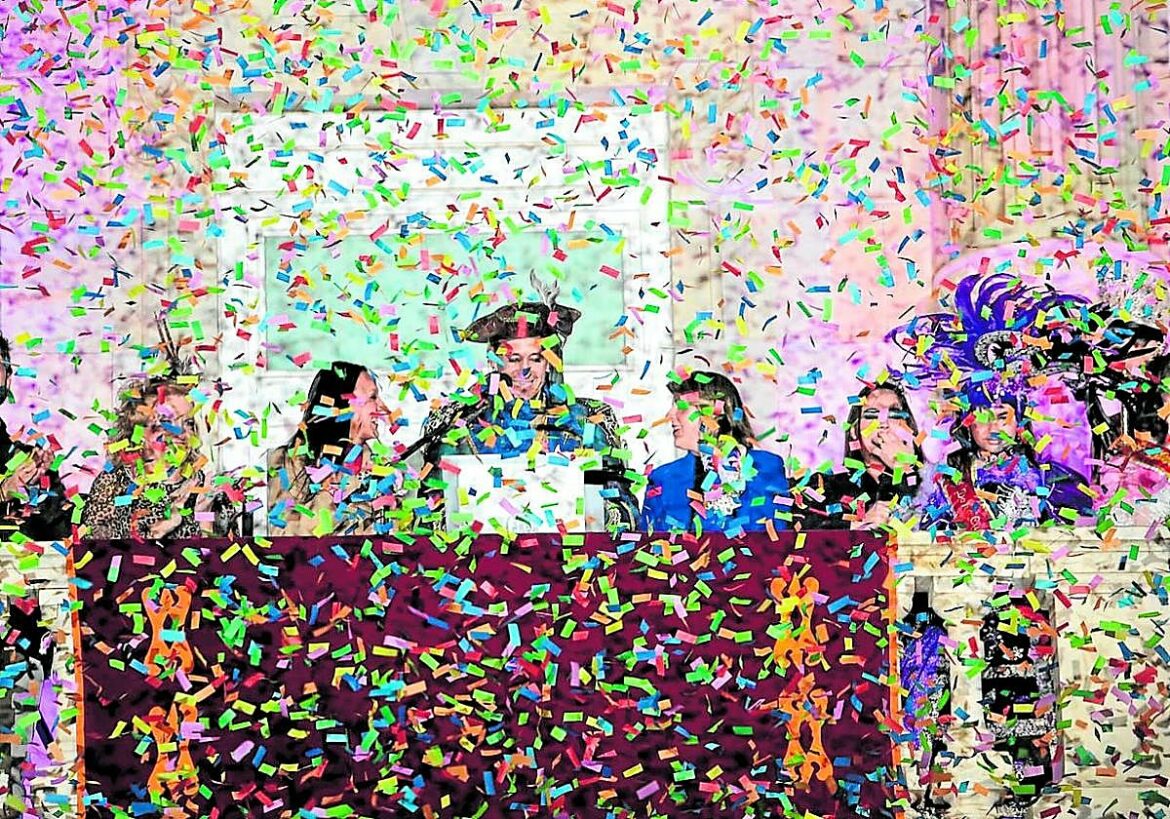 El Capitán Alatriste se cuela en el pregón del Carnaval con un guiño a su futura escultura