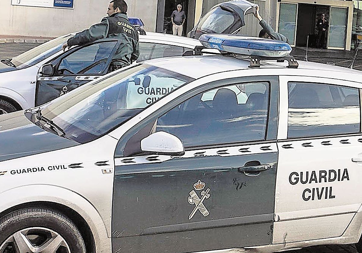 Imagen de archivo de dos patrullas de la Guardia Civil.