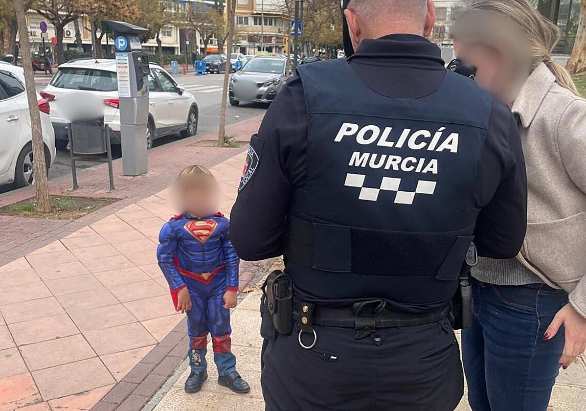 El pequeño, tras ser localizado por los agentes.