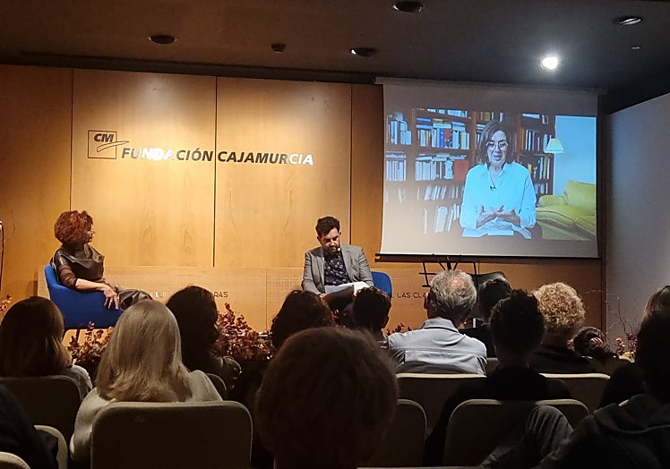 La editora Tereza Zataraín durante su intervención en vídeo en el acto en Las Claras.