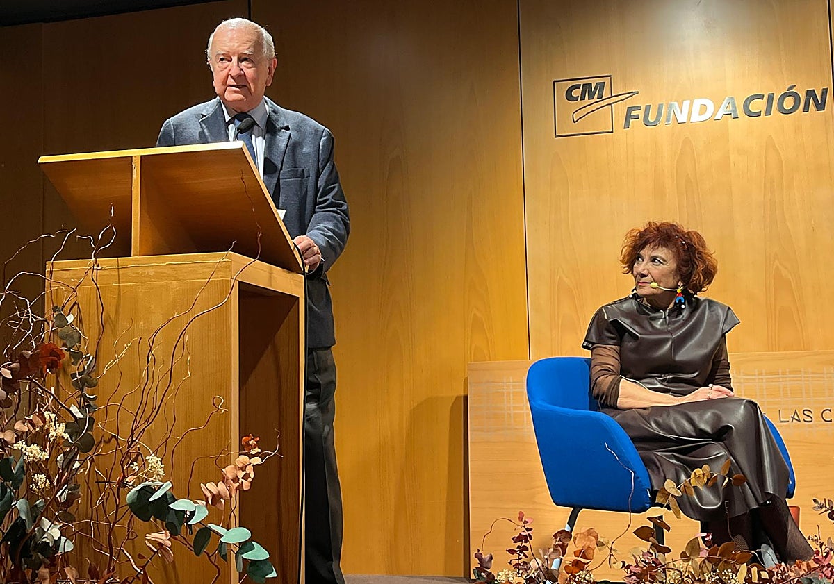 Imagen principal - Carlos Egea durante la intervención en el acto de celebración del XX aniversario de La Cometa. En el centro, Marisa López Soria con alumnos de una antigua promoción. En detalle, portada del libro de memorias de Jella Lepman en español, publicadas por Creotz Ediciones en 2017. 