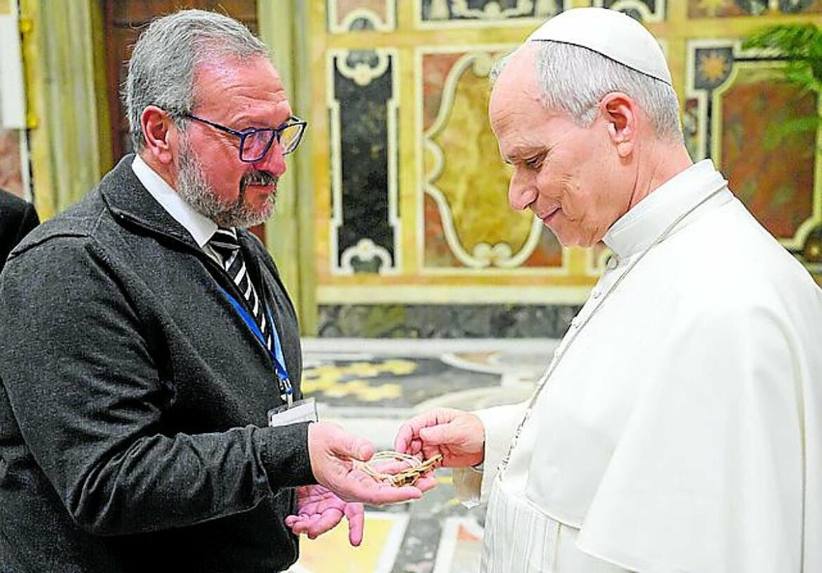 Juan F. Robles entrega al Papa una Cruz de Caravaca y le anima a visitar la ciudad