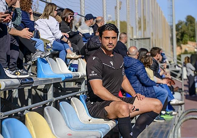 José Andrés Gil Ros, árbitro murciano, en la grada del campo de Santiago el Mayor, en Murcia, este sábado, antes de la celebración de un partido.