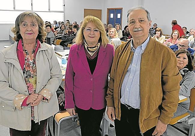 María José Puerto, María Victoria Martín González y José Martínez García, presidente de la Asociación UMAY, este miércoles en la UPCT.