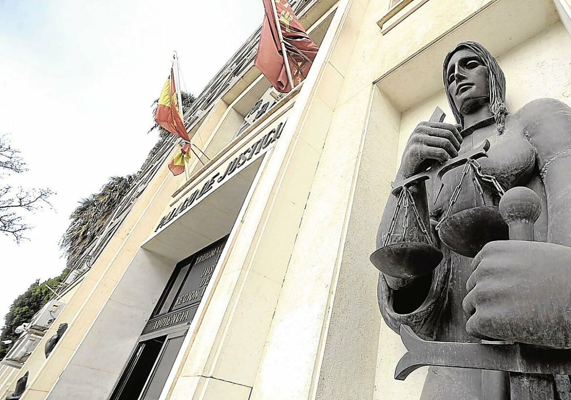 Un vecino de Murcia no pisará la cárcel tras asumir que violó dos veces a una mujer que conoció por Badoo