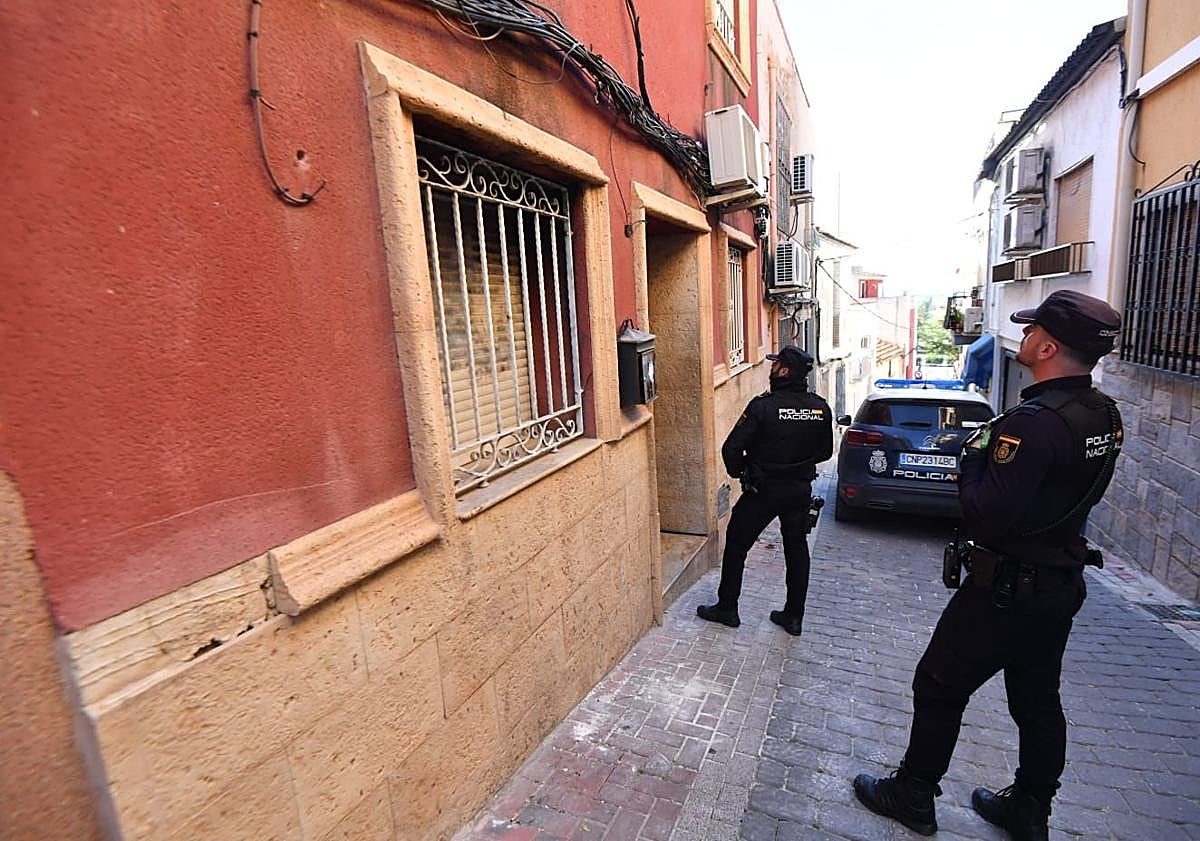 Imagen principal - 1. Los agentes aguardan para acceder a la vivienda. 2. Interior del inmueble registrado. 3. Para acceder han tenido que forzar varias puertas. 