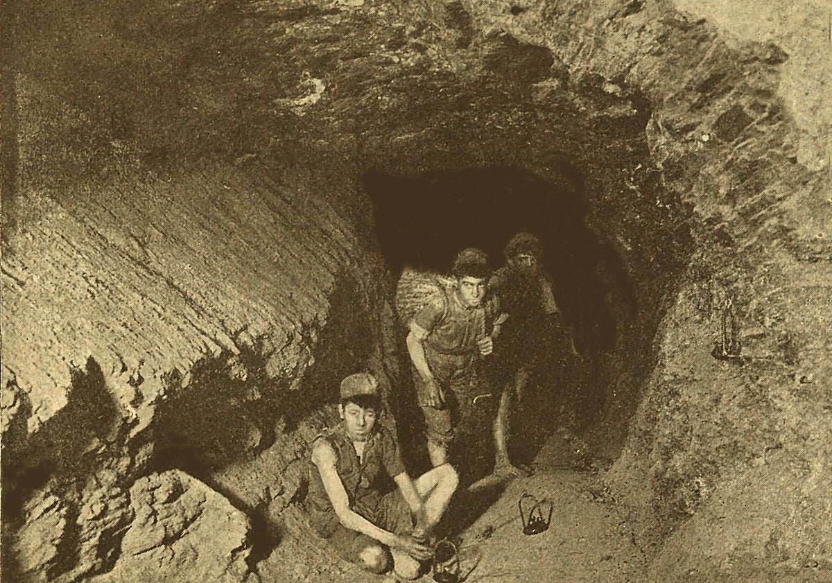 Imagen principal - Niños acarreando mineral en una galería del pozo Esperanza; trabajadores de la mina Santa Ana y el investigador y autor del catálogo Mariano C. Guillén.
