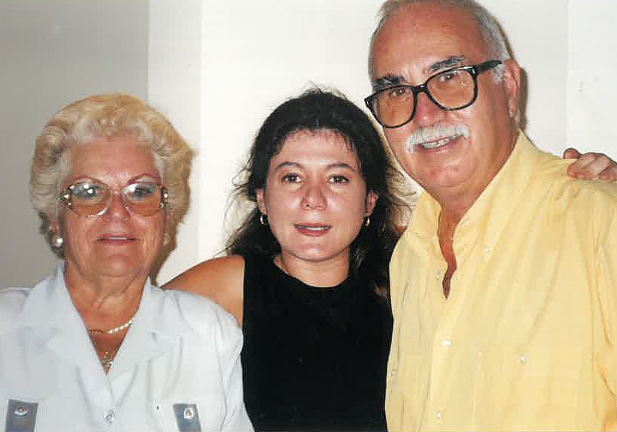 Imagen principal - Arriba, con su esposa y su hija Rosa. Otra imagen con el grupo Los Cinco Ibéricos (Anselmo es el primero por la derecha). Portada de 'Los prolegómenos del piano', uno de los volúmenes de su método. 