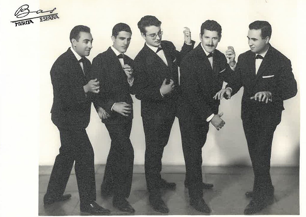 Imagen secundaria 1 - Arriba, con su esposa y su hija Rosa. Otra imagen con el grupo Los Cinco Ibéricos (Anselmo es el primero por la derecha). Portada de 'Los prolegómenos del piano', uno de los volúmenes de su método. 