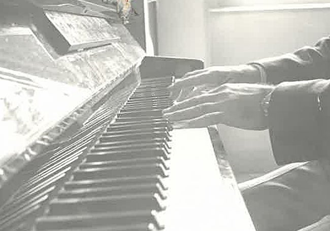 Las manos de Anselmo Espinosa del Águila al piano.