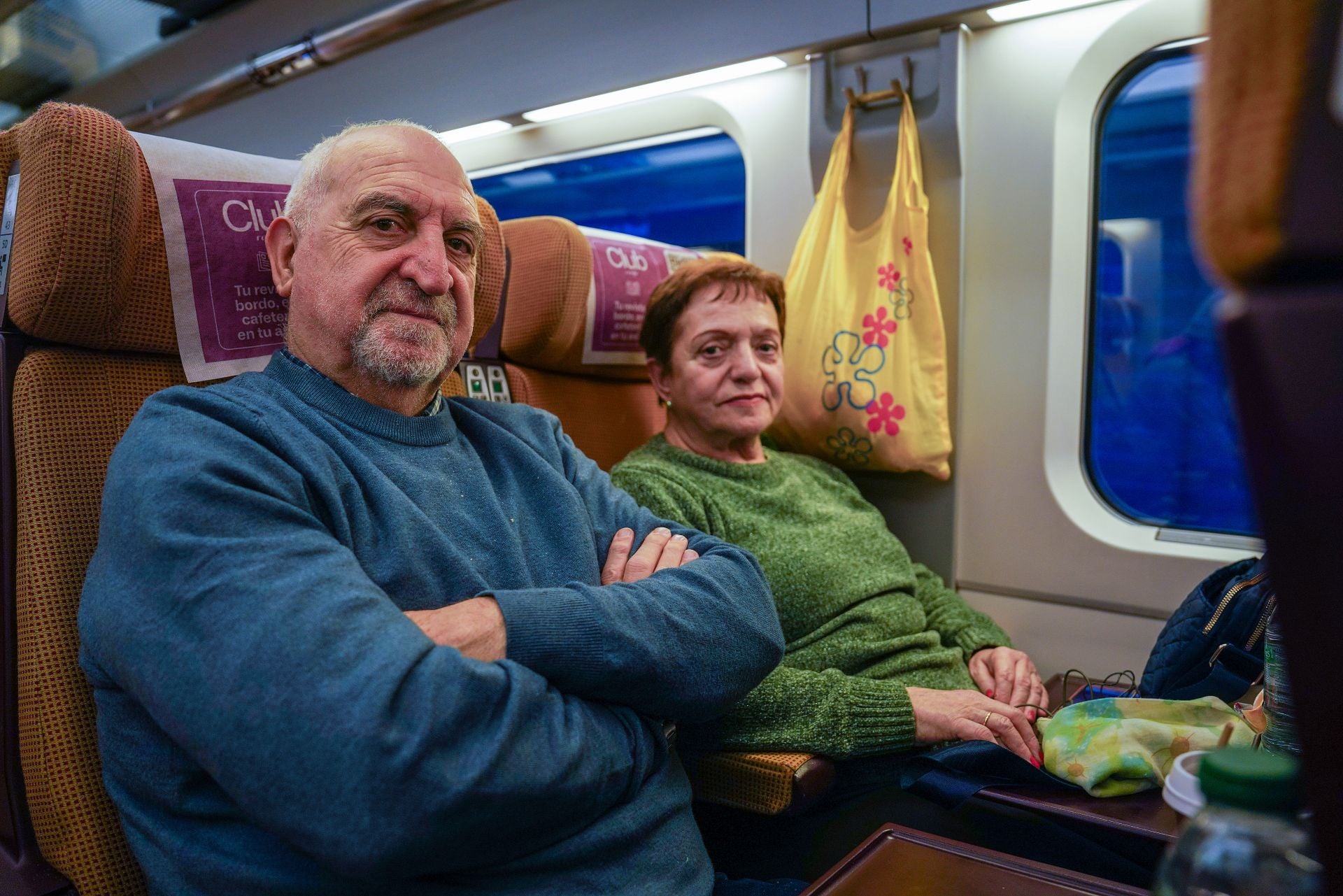 Primer tren de RENFE de Alta Velocidad que hace el recorrido Madrid-Sevilla después del accidente de Adamuz. En la imagen, José Antonio Roldán y Paula Ruiz, pasajeros.