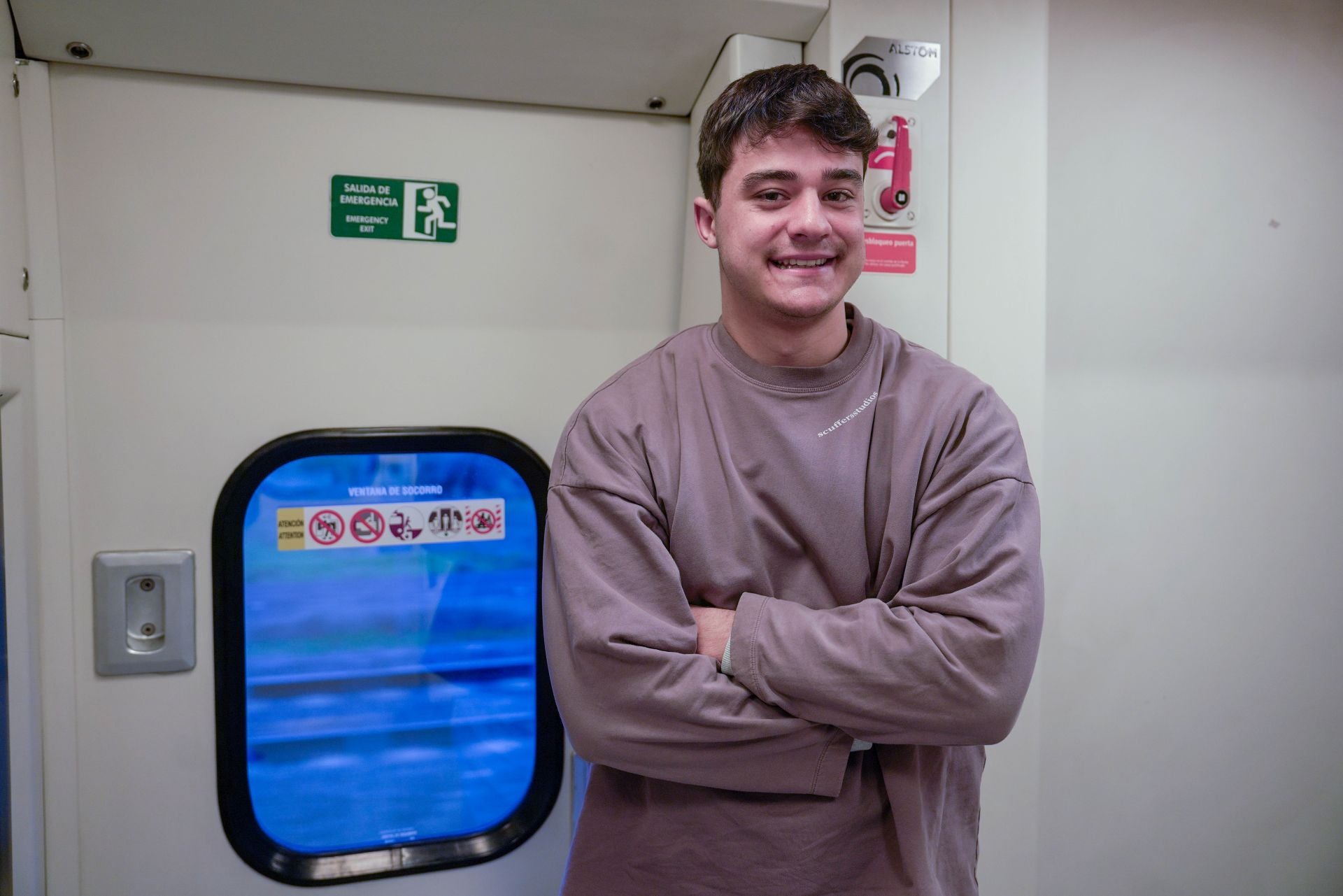 Primer tren de RENFE de Alta Velocidad que hace el recorrido Madrid-Sevilla después del accidente de Adamuz. En la imagen, Álvaro Alarcón, pasajero.