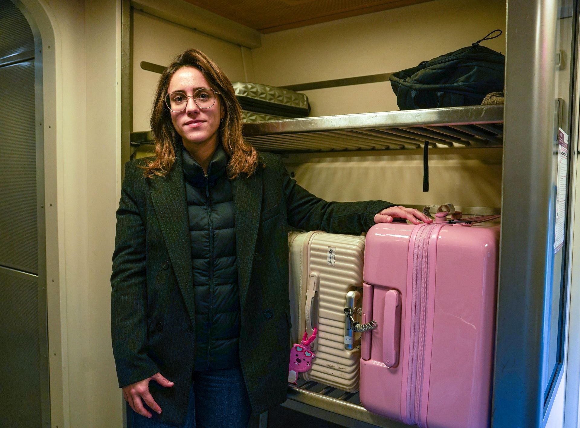 Primer tren de RENFE de Alta Velocidad que hace el recorrido Madrid-Sevilla después del accidente de Adamuz. En la imagen, Paloma Vinader, pasajera.