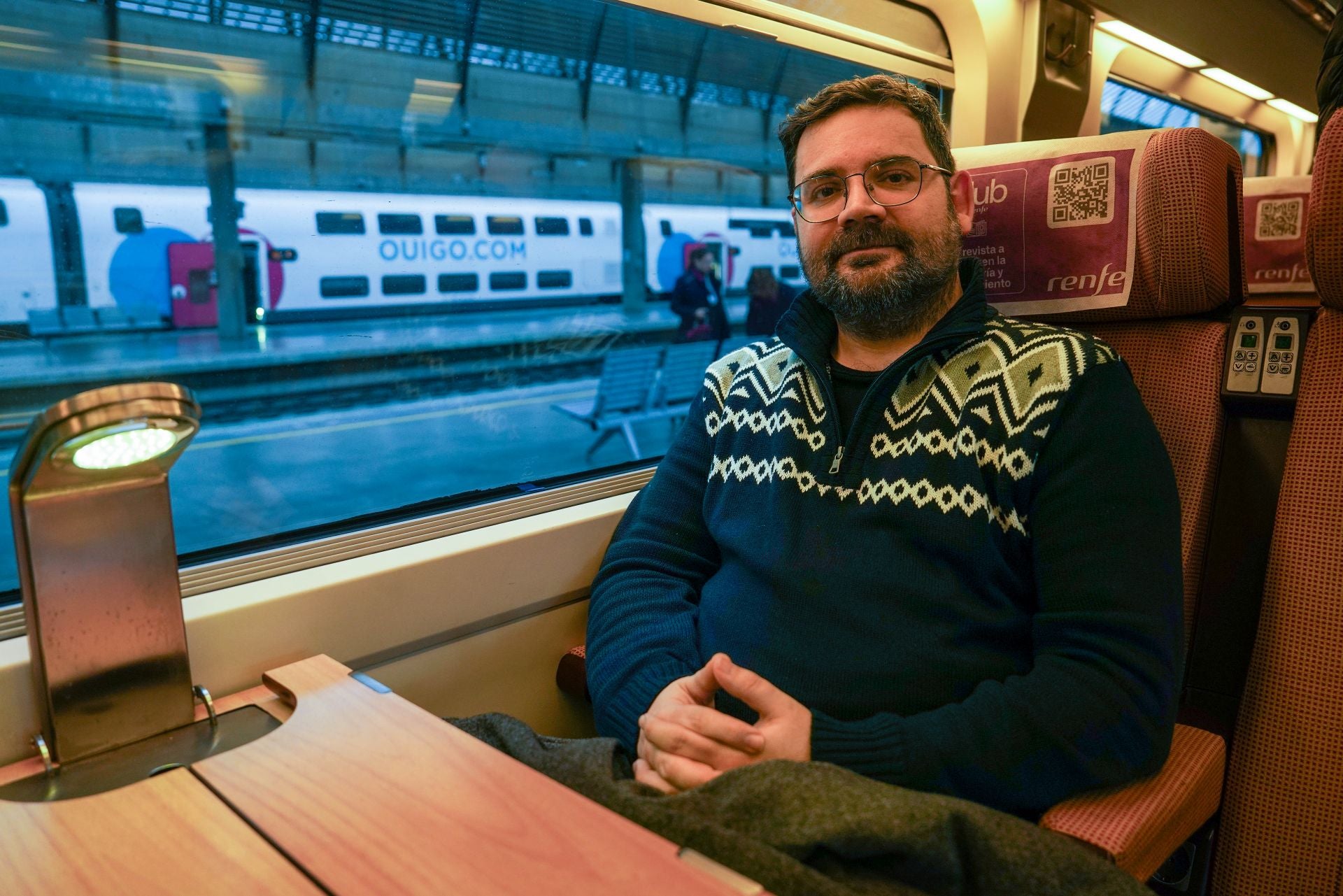 Primer tren de RENFE de Alta Velocidad que hace el recorrido Madrid-Sevilla después del accidente de Adamuz. En la imagen, Alberto, pasajero.