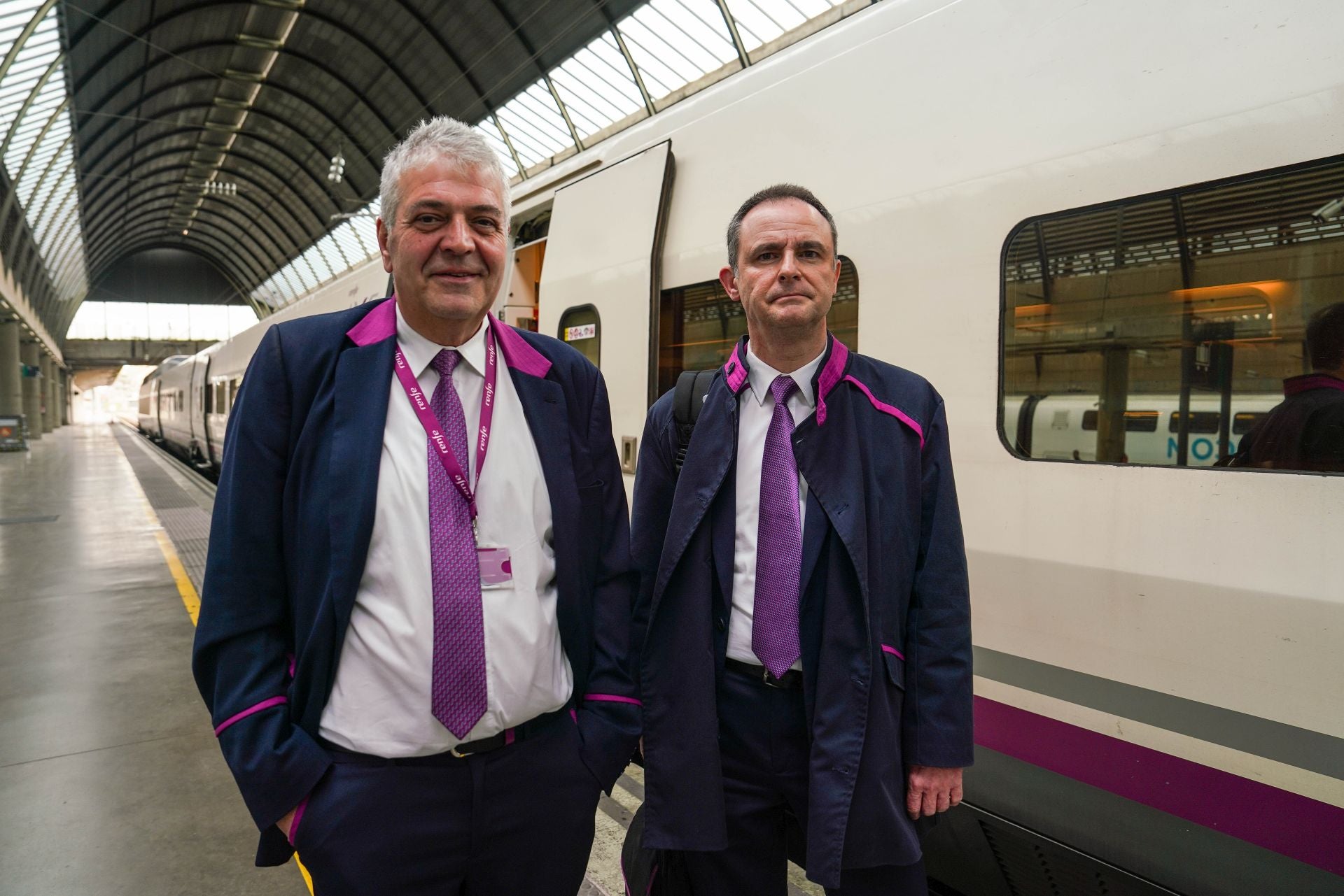 Primer tren de RENFE de Alta Velocidad que hace el recorrido Madrid-Sevilla después del accidente de Adamuz. En la imagen, el maquinista Juan Carlos y el interventor Pascual.