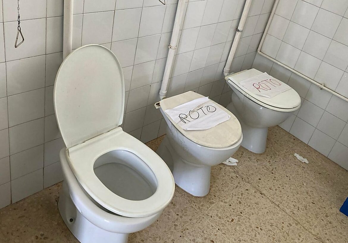 El «avanzado deterioro» de un colegio de Murcia indigna a las familias, que dicen que «se cae a pedazos»