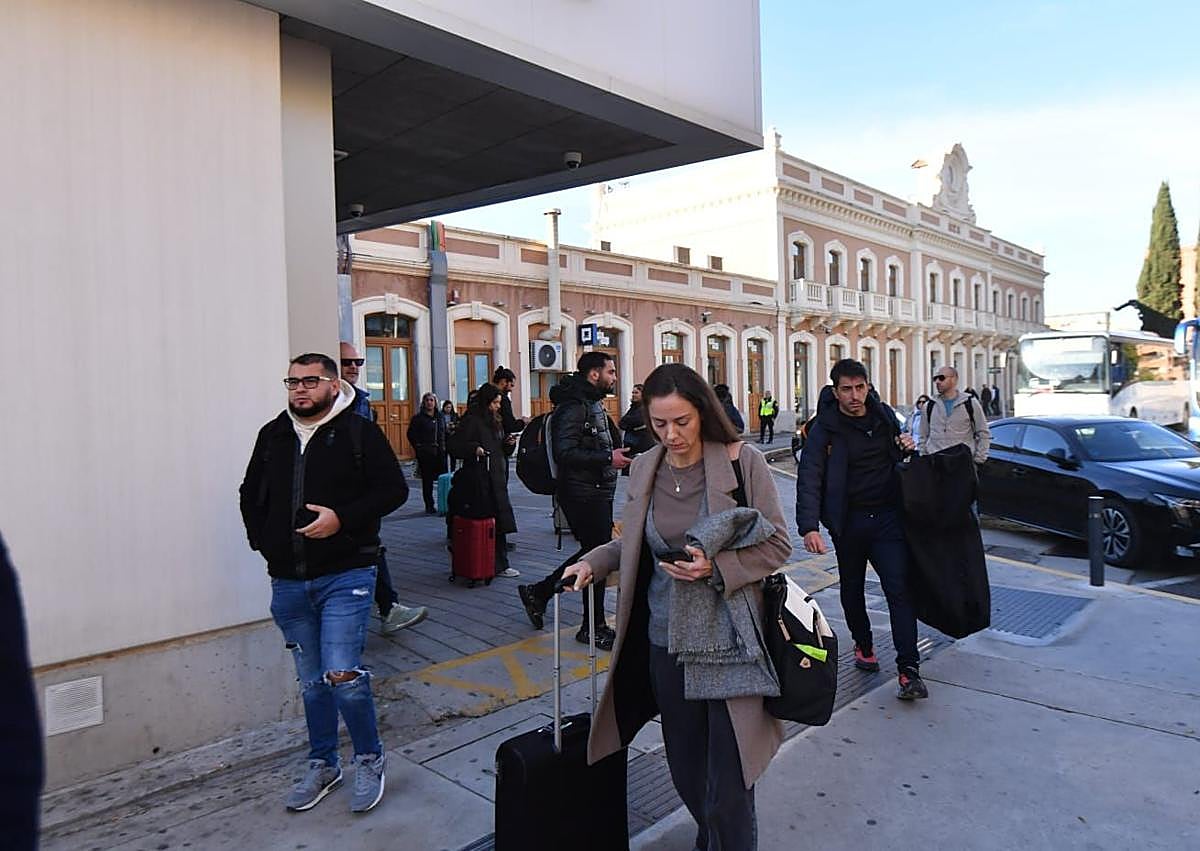 Imagen secundaria 1 - Viajeros afectados, este lunes, por la cancelación de trenes. 