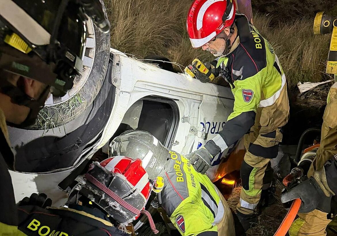 Tres heridos por el vuelco de un turismo en Molina de Segura