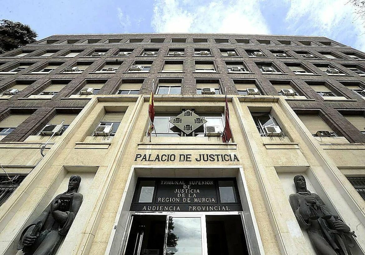 La Audiencia avala el archivo de los cargos contra dos menores que ‘desnudaron’ con IA a compañeras de un instituto de Murcia