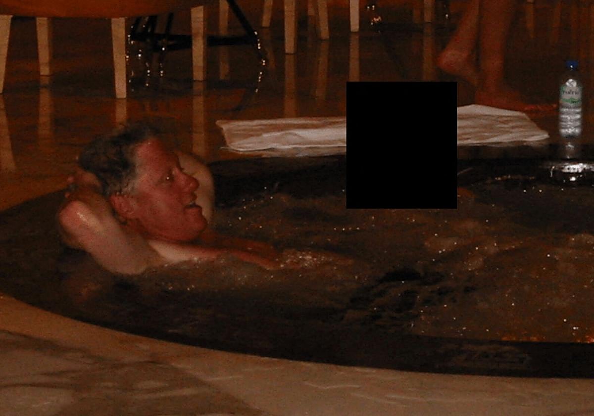 Imagen principal - Bill Clinton comparece ante el Congreso por el 'caso Epstein': «No vi nada ni hice nada malo»