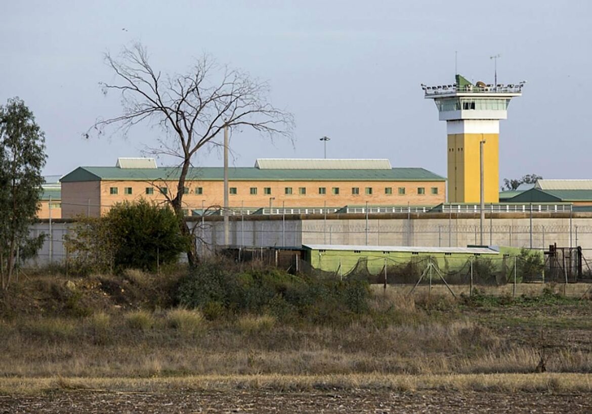 Los sindicatos denuncian un motín y agresiones a funcionarios en la prisión de Huelva