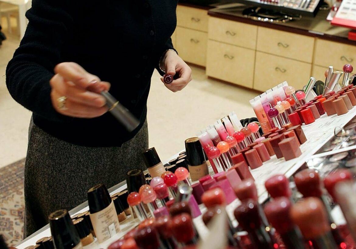 Despedida por robar perfumes y hacer vales falsos en la tienda en la que trabajaba