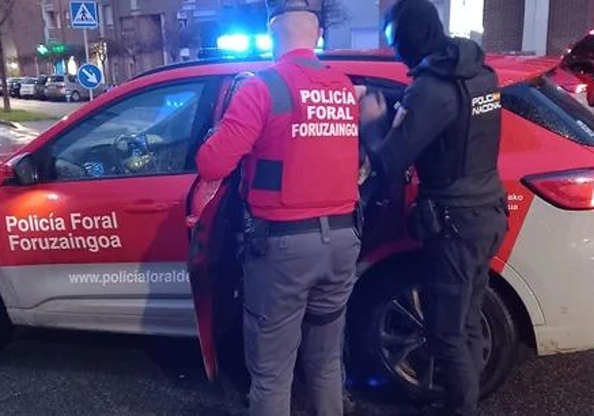 Agentes de la Policía Foral detienen al sospechoso del crimen en Sarriguren (Navarra) este viernes.