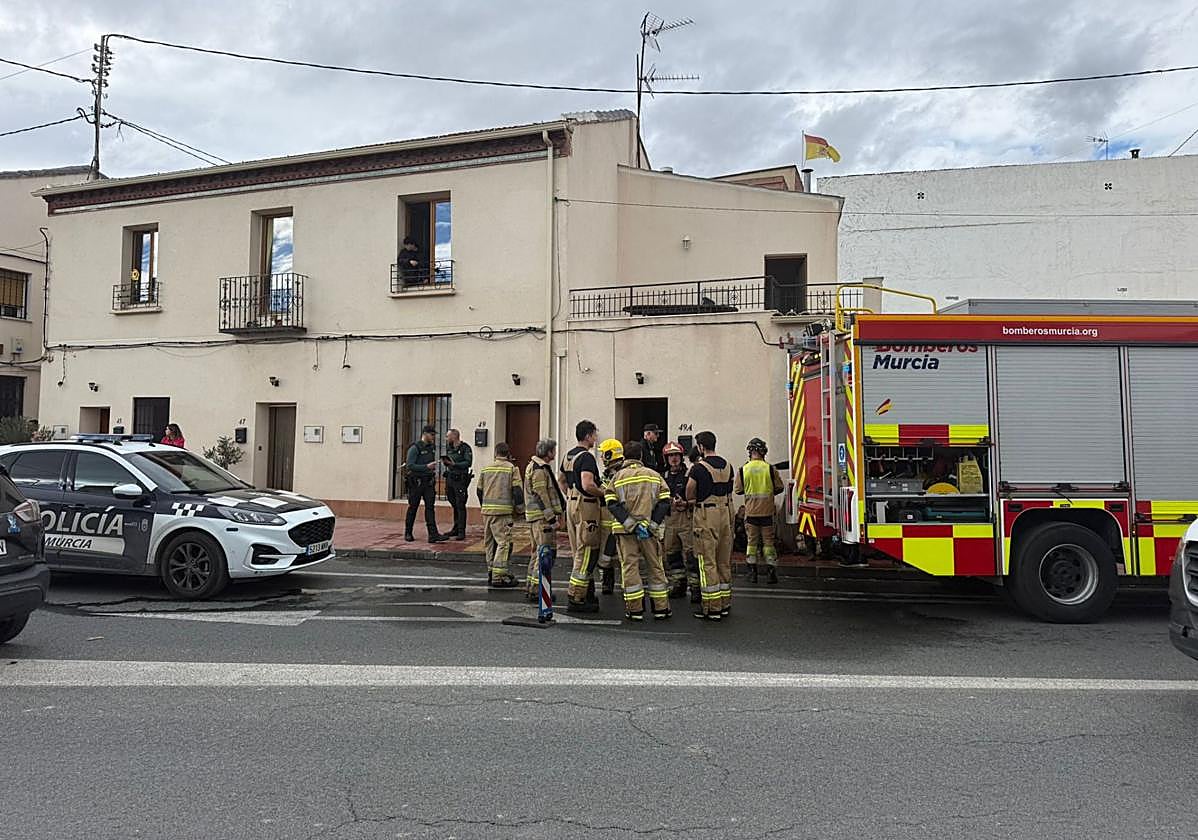 Los bomberos, este viernes, en el lugar del incendio.